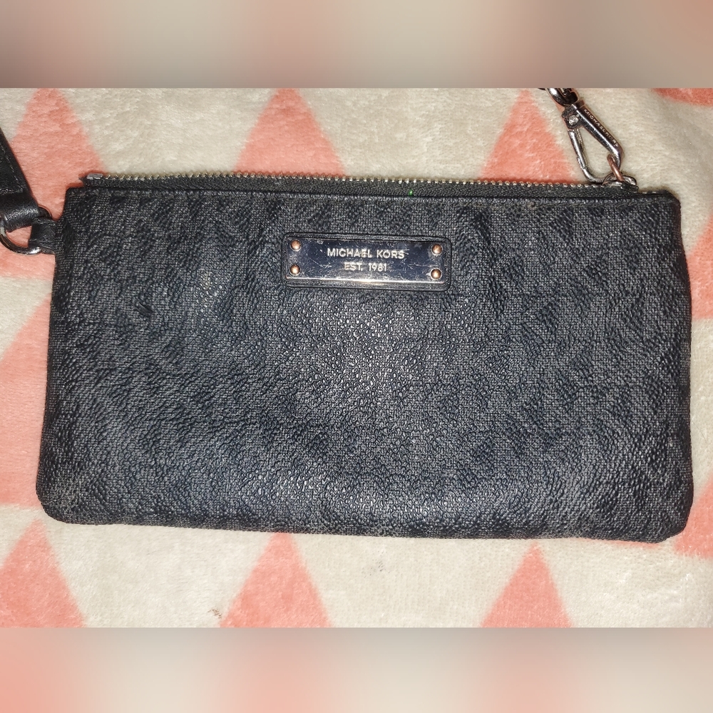 Micheal kors wristlet **** soldddd***